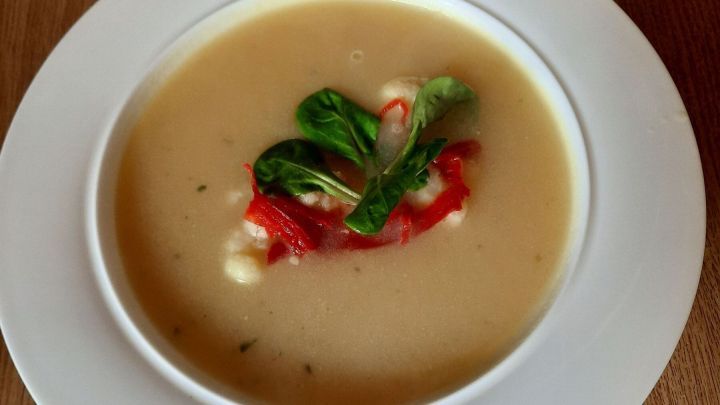 Cremige Blumenkohlsuppe, serviert mit frischem Gr&uuml;n und Paprika &ndash; einfach, gesund und perfekt als leichte Mahlzeit