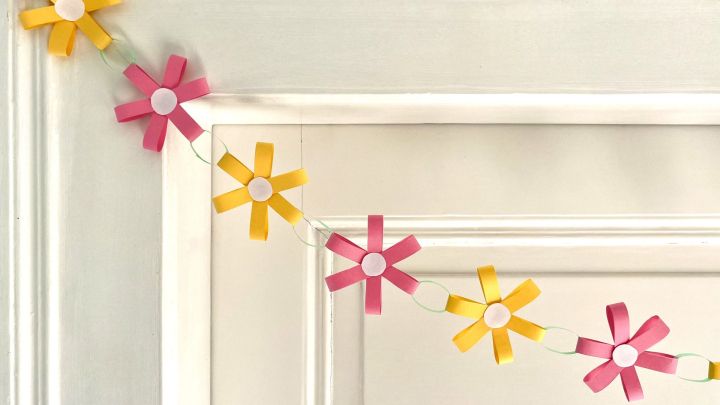Blumengirlande basteln: Mit dieser DIY-Anleitung bastelst du im Handumdrehen deine eigene, g&uuml;nstige Fr&uuml;hlingsdeko.