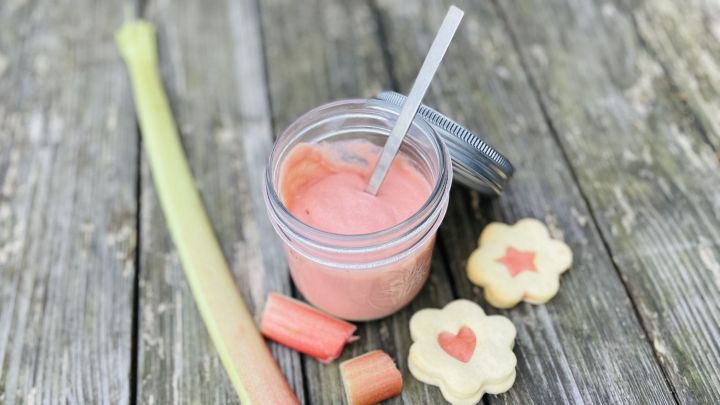 Selbstgemachter Rhabarber-Curd im Glas &ndash; ideal als Brotaufstrich oder F&uuml;llung f&uuml;r Pl&auml;tzchen.
