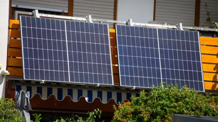 Im Sommer kannst du die Sonne mit einem Balkonkraftwerk effektiv f&uuml;r Solarenergie nutzen und somit &bdquo;normalen&ldquo; Strom sparen.