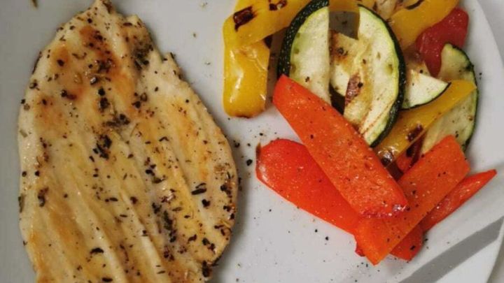 H&auml;hnchenbrust mit Grillgem&uuml;se vom Kontaktgrill: eine einfache, schnelle und s&auml;ttigende Mahlzeit, die sich zudem super zur Resteverwertung eignet.