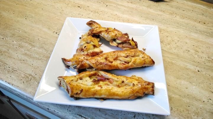 Selbstgemachte Bl&auml;tterteigstangen mit gebratenen Bauchspeckscheiben und Butterk&auml;se herzhaft gef&uuml;llt.