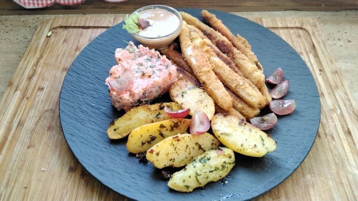 Panierter Spargel mit selbstgemachtem Lachstatar, leckeren Petersilienkartoffeln und Joghurt-Dip.