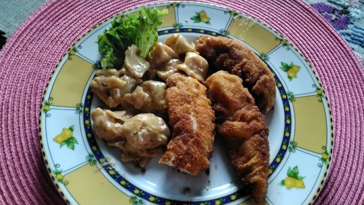 H&auml;hncheninnenfilets eignen sich besonders gut zum Panieren und kurzes Braten. Dazu gibt es Tortellini in Rahmso&szlig;e.