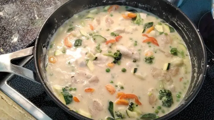 Cremige H&auml;hnchen-Gem&uuml;se-Pfanne aus dem Artikel: buntes Gem&uuml;se und zartes Fleisch in Sahneso&szlig;e, perfekt zu einer Portion Reis