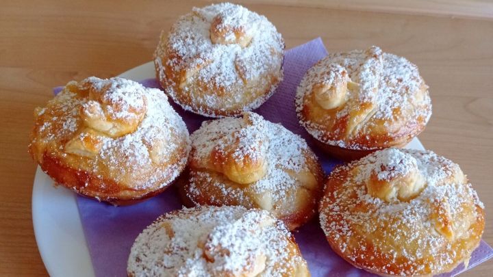 Bl&auml;tterteig-Muffins mit s&uuml;&szlig;er Apfelmusf&uuml;llung selbstgebacken.