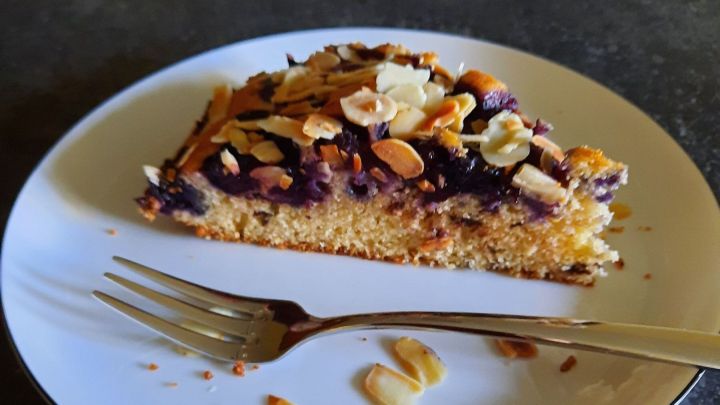 Der Heidelbeerkuchen ist so schnell zubereitet und schmeckt auch noch verdammt k&ouml;stlich.