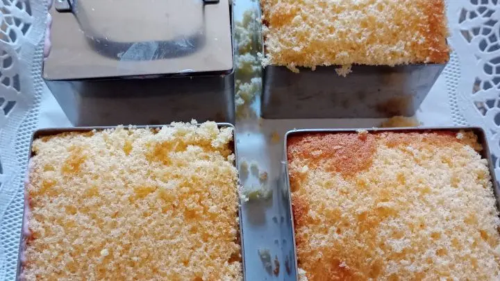 Mit dem kleinen viereckigen Gl&auml;tter bringe ich jedes meiner gef&uuml;llten F&ouml;rmchen in eine glechm&auml;&szlig;ige Form.