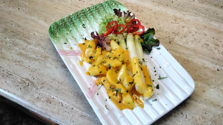 Spargel-Ragout mit Ananas, dazu etwas Spargel, karamellisierte Ananas und ein kleines Salat-Bukett.