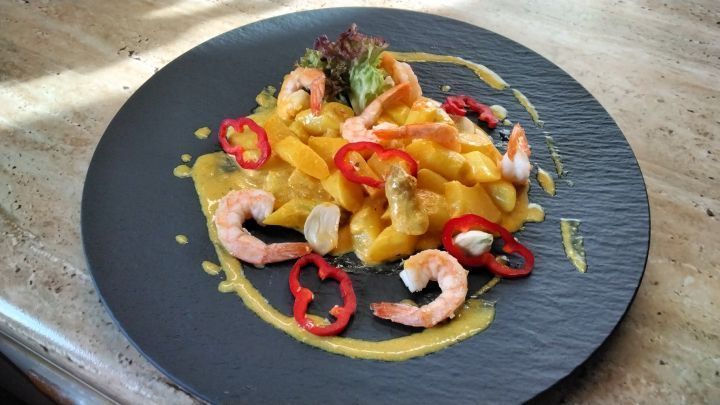 Garnelen mit Spargel, Ananas und Curry: buntes Pfannengericht mit Paprika und Sauce, wie im Rezept im Artikel Schritt f&uuml;r Schritt gezeigt