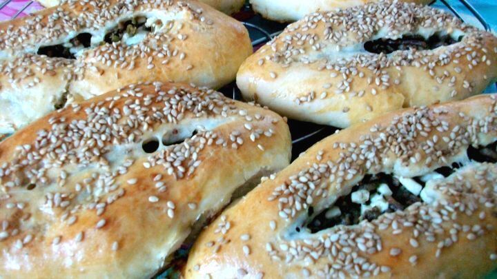 Ofenfrische B&auml;rlauch Pogača mit Hackfleisch und Feta, goldbraun gebacken und mit Sesam bestreut