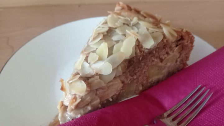 Apfelkuchen mit Schmand, Mandeln und Zimt: saftig-cremiger Teig trifft auf fruchtigen Apfel und knusprige Mandelkruste.