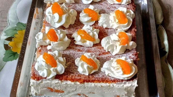 Viereckige Quark-Mandarinen-Sahne-Torte mit Sahnetuffs und Mandarinenst&uuml;cken auf Backblech, best&auml;ubt mit Puderzucker