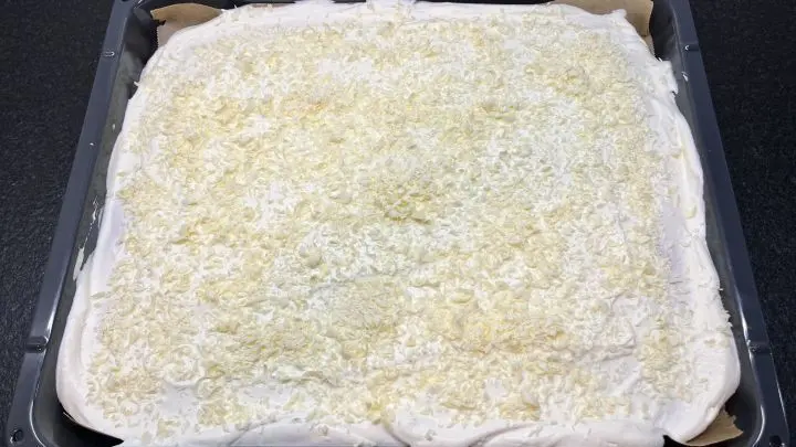 Frau-Holle-Kuchen vom Blech mit lockerer Sahneschicht und weißer Schokolade. Frau-Holle-Kuchen vom Blech mit lockerer Sahneschicht und weißer Schokolade.