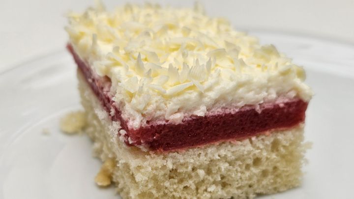 Frau-Holle-Kuchen: lockerer Biskuit mit fruchtiger Schicht, Sahne und wei&szlig;en Schokoraspeln.