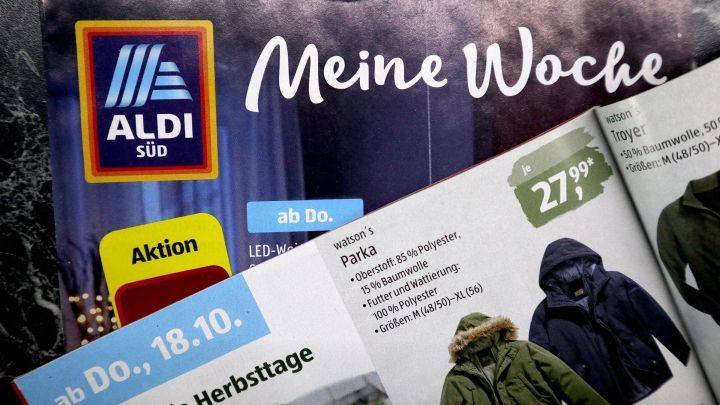 Eine Aldi-Woche wird dargestellt, mit Aktionsware auf einer Seite und einem Titelblatt f&uuml;r die Werbeaktion im Hintergrund.