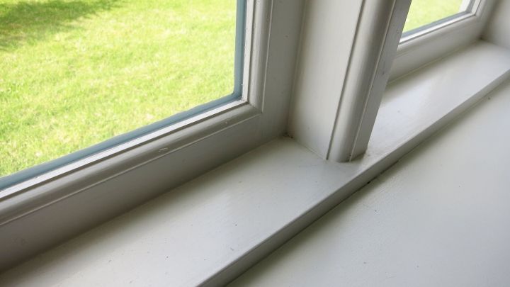 Saubere Fenster mit rauer Oberfl&auml;che, ohne Klebereste vom Insektenschutz, umgeben von gr&uuml;nem Gras im Freien.
