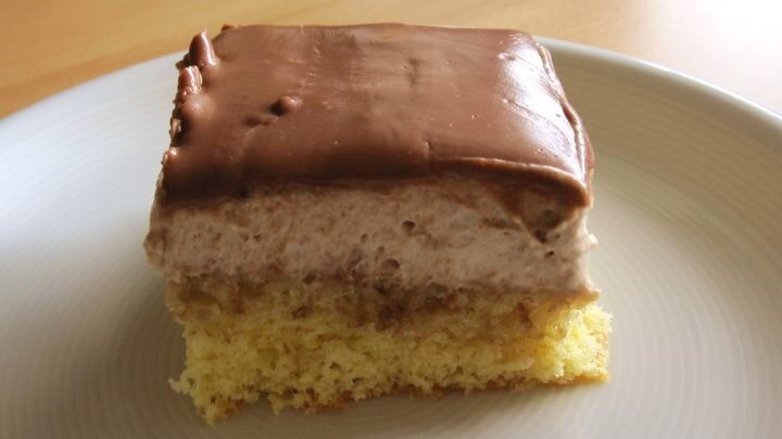 Bananen-Sahnekuchen mit Schokoglasur: So einfach kannst du diesen leckeren Blechkuchen mit cremigem Topping selbst backen.