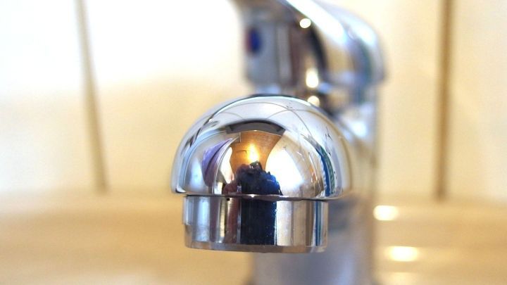 Ein gl&auml;nzender Wasserhahn steht bereit, um Wasser zu sprudeln und Kalkablagerungen in der K&uuml;che zu entfernen.