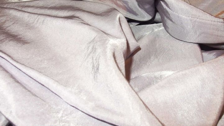 Ein W&auml;schenetz mit Seifenresten zeigt, wie Fleckenbehandlung durch das Einweichen in Seifenl&ouml;sung funktioniert.