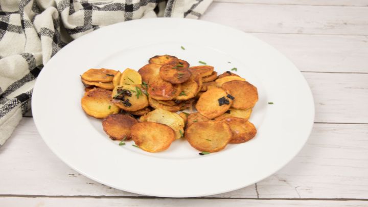 Knusprige Bratkartoffeln wie vom Profi: Mit wenigen Tricks werden sie au&szlig;en goldbraun und innen weich, wie auf dem Bild zu sehen.