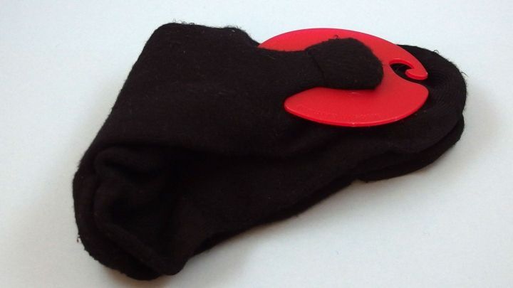 Schwarze Socke wird von einem roten Sockenclip zusammengehalten, um beim Waschen ein Verlorengehen zu verhindern.