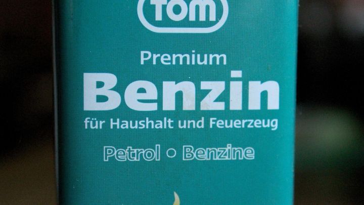 Premium Benzin f&uuml;r Haushalt und Feuerzeug steht auf einer gr&uuml;nen Flasche; es wird zur Fleckenentfernung genutzt.