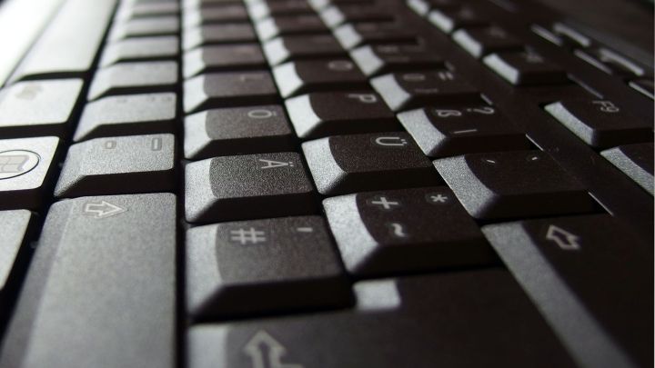 Eine Computertastatur liegt schr&auml;g auf einem Tisch, bereit zur Reinigung, ihre Tasten sind deutlich sichtbar.