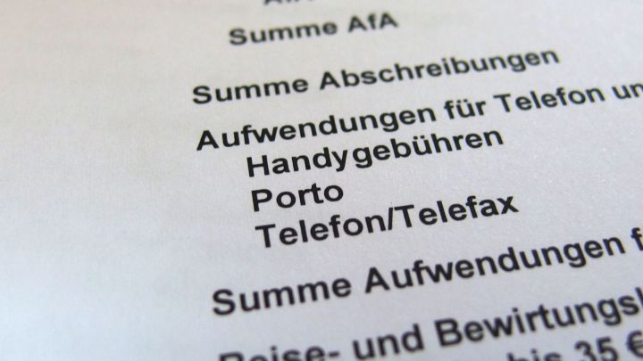 Ein Dokument zeigt eine Liste von Absetzungen, darunter Telefonkosten und Porto, zur Steuerkl&auml;rung.