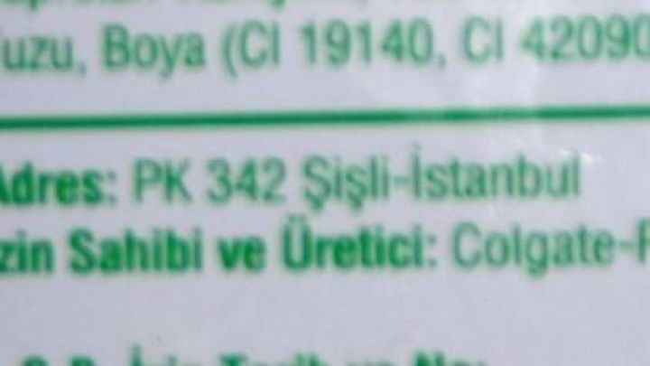 Text auf einem Produktetikett enth&auml;lt: "Adres: PK 342 Şişli-İstanbul İzin Sahibi ve &Uuml;retici: Colgate-Palmolive".