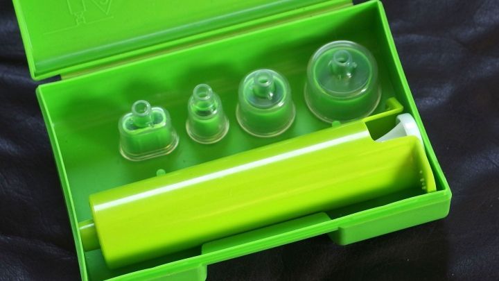 Eine gr&uuml;ne Unterdruck-Minipumpe liegt in einer Box, um bei Insektenstichen schnell Hilfe zu leisten.