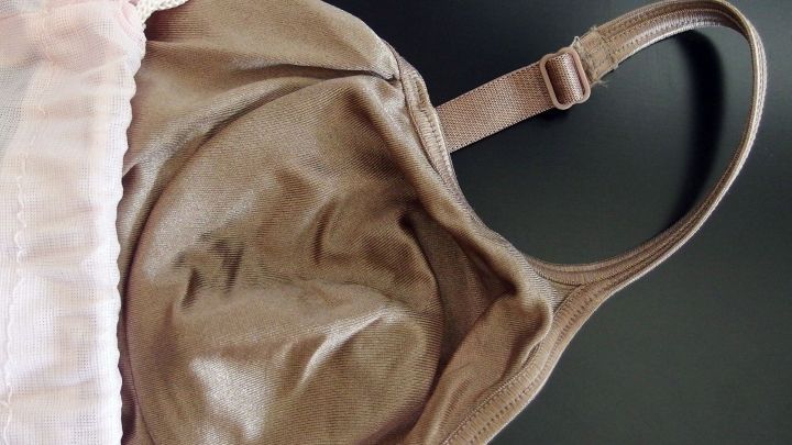 Ein B&uuml;gel-BH liegt auf einem dunklen Tisch und zeigt die Form und Struktur des Stoffes, bereit f&uuml;r die Waschmaschine.