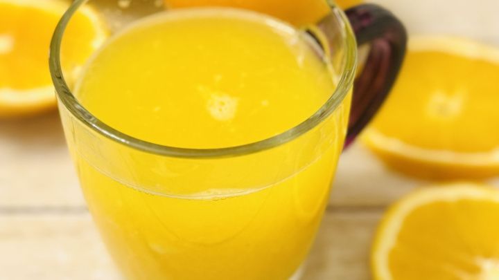 Erlebe den Genuss von hei&szlig;em Orangensaft an kalten Tagen. Perfekt zum Aufw&auml;rmen und voller Vitamin C, bietet dieser frische Saft nicht nur wohltuenden Geschmack, sondern auch einen vitaminreichen Start in deinen Tag.