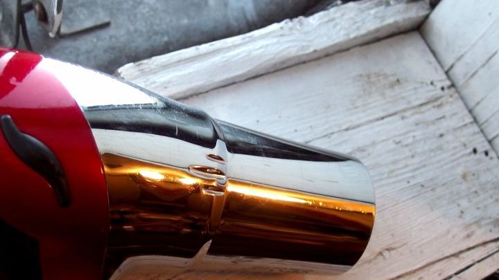 Ein gl&auml;nzender Haarf&ouml;hn steht auf einem hellen Holzbrett und ist bereit, Holzw&uuml;rmer zu bek&auml;mpfen.