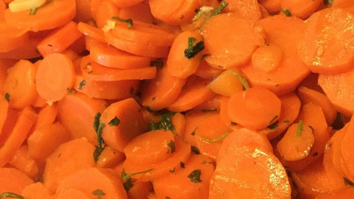 Auf dem Bild liegen geschnittene M&ouml;hren, die frisch zubereitet werden, um ein appetitliches spanisches Gem&uuml;segericht zu kreieren.