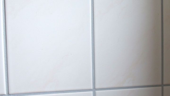 Helle Badezimmerfliesen sind an der Wand verlegt, um eine saubere, moderne Umgebung im Badezimmer zu schaffen.