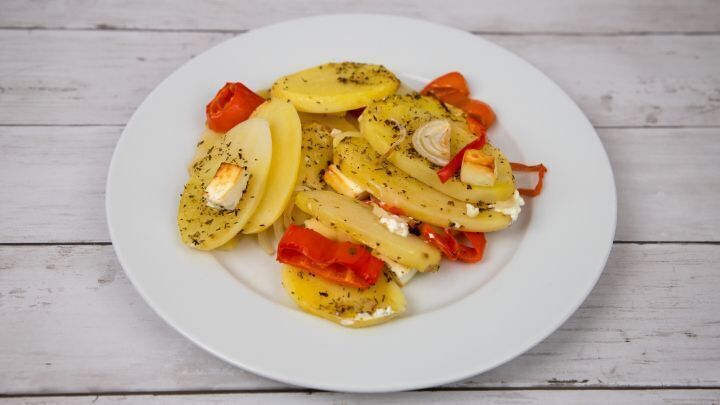 Griechische Ofenkartoffeln mit Zitrone, Paprika und Feta: mediterraner Geschmack auf deinem Teller mit einfachen Zutaten!