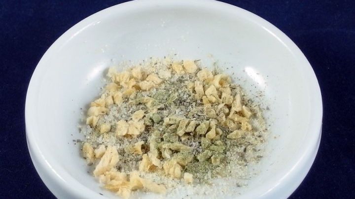 Eine kleine wei&szlig;e Schale enth&auml;lt eine Mischung aus verschiedenen Gew&uuml;rzen, die ohne Salz zum W&uuml;rzen verwendet werden.