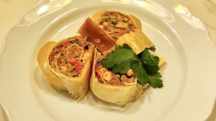 Genie&szlig;e den k&ouml;stlichen Bl&auml;tterteigstrudel, der dich mit einer herzhaften F&uuml;llung aus Gem&uuml;se und Fleisch verw&ouml;hnt. Das Rezept im Artikel zeigt dir, wie du solch ein ansprechendes Gericht ganz einfach selbst zubereiten kannst.