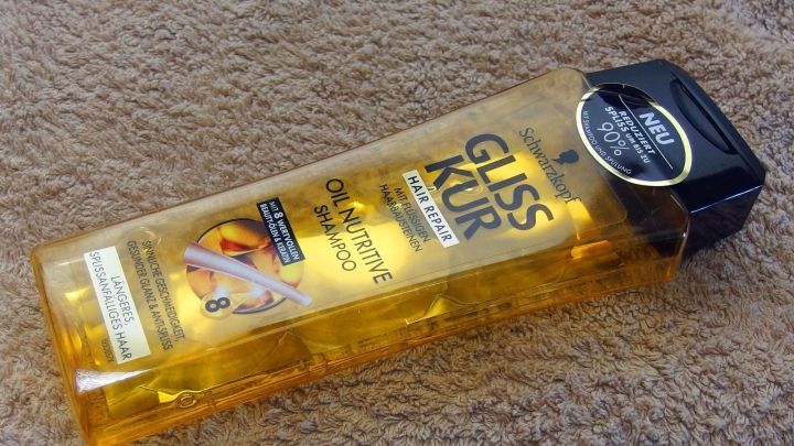 Eine Flasche Shampoo liegt auf einem weichen, beigen Handtuch und hebt den Fokus auf die kuschelweiche W&auml;sche.