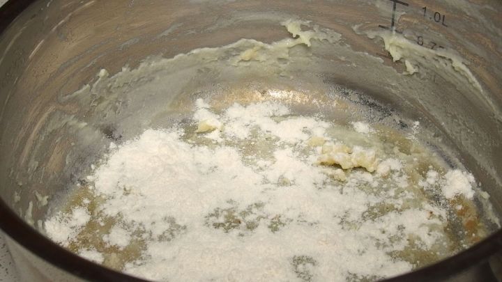 Im Topf befinden sich angebrannte R&uuml;ckst&auml;nde, w&auml;hrend Backpulver zur Reinigung bereitsteht.