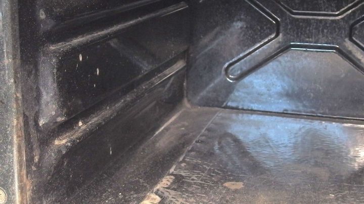 Ein schmutziger Backofeninnerraum zeigt R&uuml;ckst&auml;nde. Oxi wird verwendet, um ihn gr&uuml;ndlich zu reinigen und aufzufrischen.