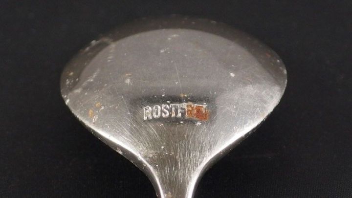 Ein gl&auml;nzendes Besteckst&uuml;ck liegt auf einem dunklen Untergrund und zeigt keine Flecken, was auf effiziente Geschirrsp&uuml;ler hinweist.