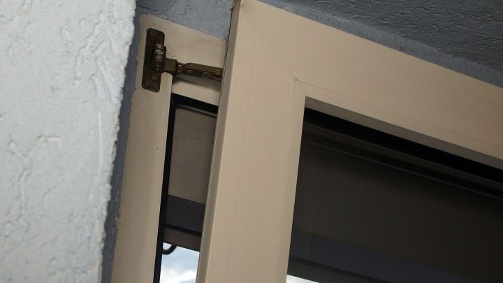 Eine offene W&auml;schetrocknert&uuml;r erlaubt frische Luftzirkulation, w&auml;hrend sie an der Wand montiert ist, um Platz zu sparen.