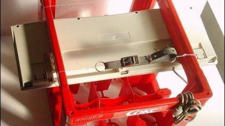 Eine rote Konstruktion umgibt eine PC-Tastatur, die in einer Art Waschmaschinen-Rahmen eingeklemmt ist.