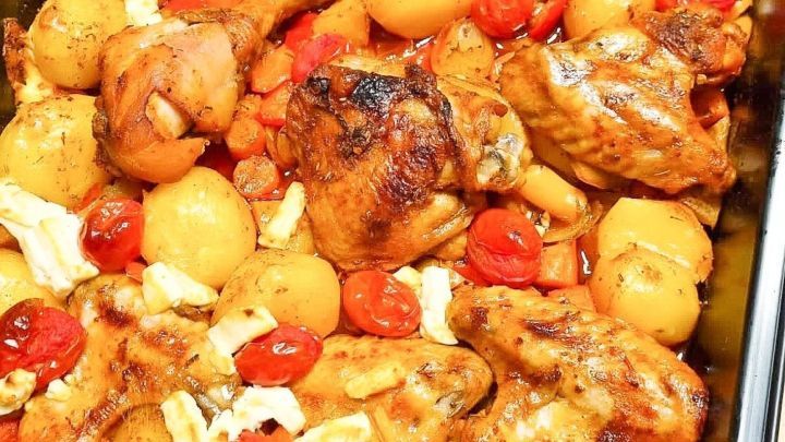 Zartes H&auml;hnchen und Gem&uuml;se liegen in einem Blech, garen mit Trennfett f&uuml;r eine einfache, schmackhafte Mahlzeit.