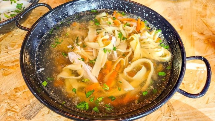 Genie&szlig;e eine klare H&uuml;hnersuppe mit frischen Zutaten, die durch ein cleveres Kochgeheimnis transparenter bleibt. Der Artikel gibt Tipps, wie du die Suppe in ihrer reinsten Form zubereitest, sodass sie besonders k&ouml;stlich aussieht und schmeckt.