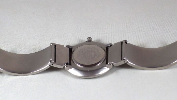 Ein Uhrenmetallarmband liegt auf einem neutralen Untergrund und wird mit Badreiniger gründlich gereinigt.