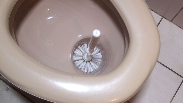 Klob&uuml;rste in einer Toilette, die zum Reinigen benutzt wird, um Hygiene im Badezimmer zu gew&auml;hrleisten.