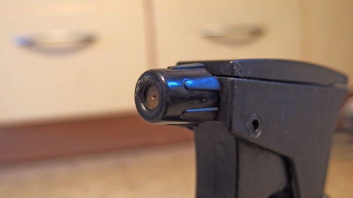 Ein Spr&uuml;hkopf von einem Reinigungsmittel steht bereit, um Sp&uuml;lmittel auf Oberfl&auml;chen zu spr&uuml;hen in einer modernen K&uuml;che.